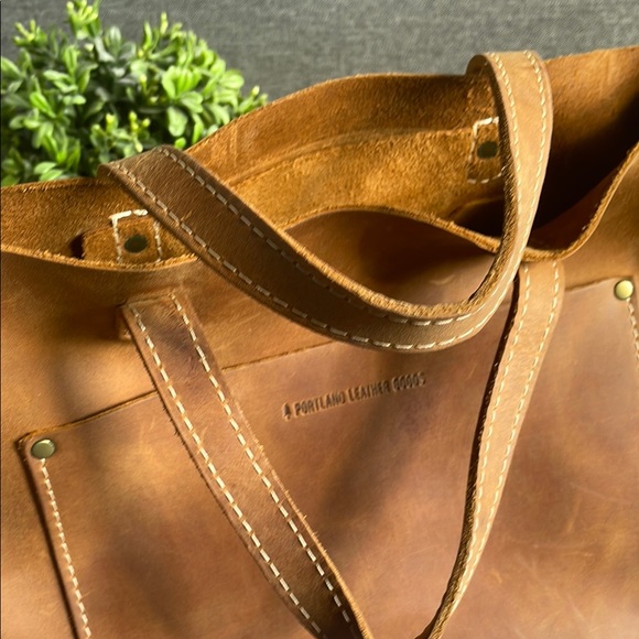 Portland Leather Dakota Medium Cross Body Tote - Picture 10 of 11